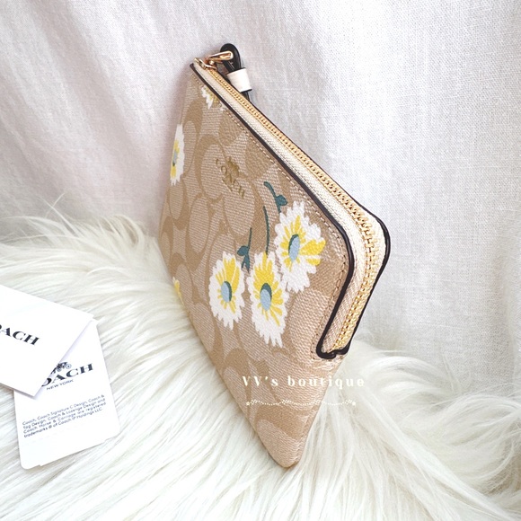NWT Coach Corner Zip Wristlet Signature Canvas Daisy Print Lt Khaki Chalk C3360 - Picture 3 of 5
